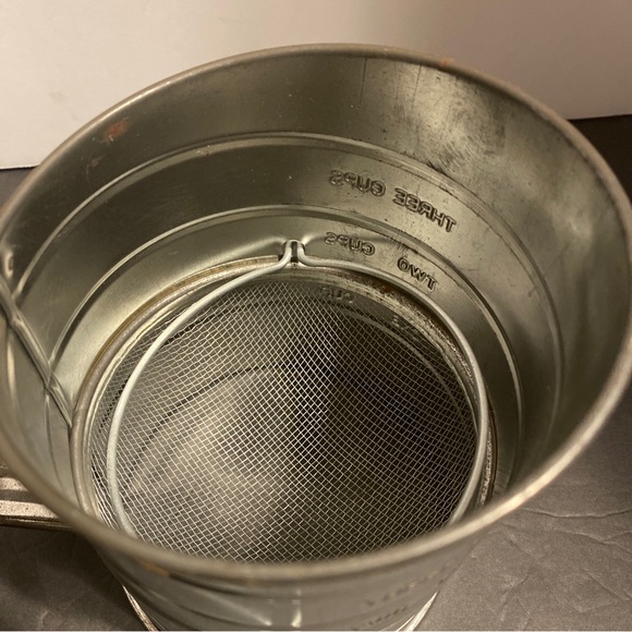 VTG stainless flour sifter 3 cup capacity unbranded wood handle kitchen decor - Picture 4 of 15